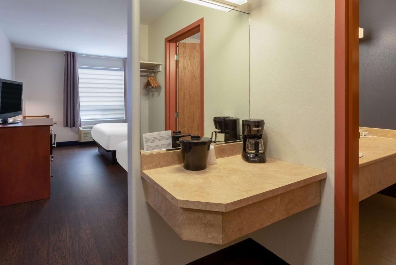Super 8 By Wyndham Trois-Rivieres Hotel Luaran gambar